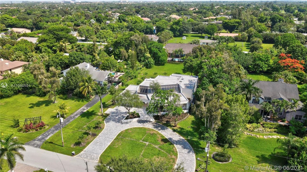 Recently Sold: $2,600,000 (6 beds, 5 baths, 8582 Square Feet)