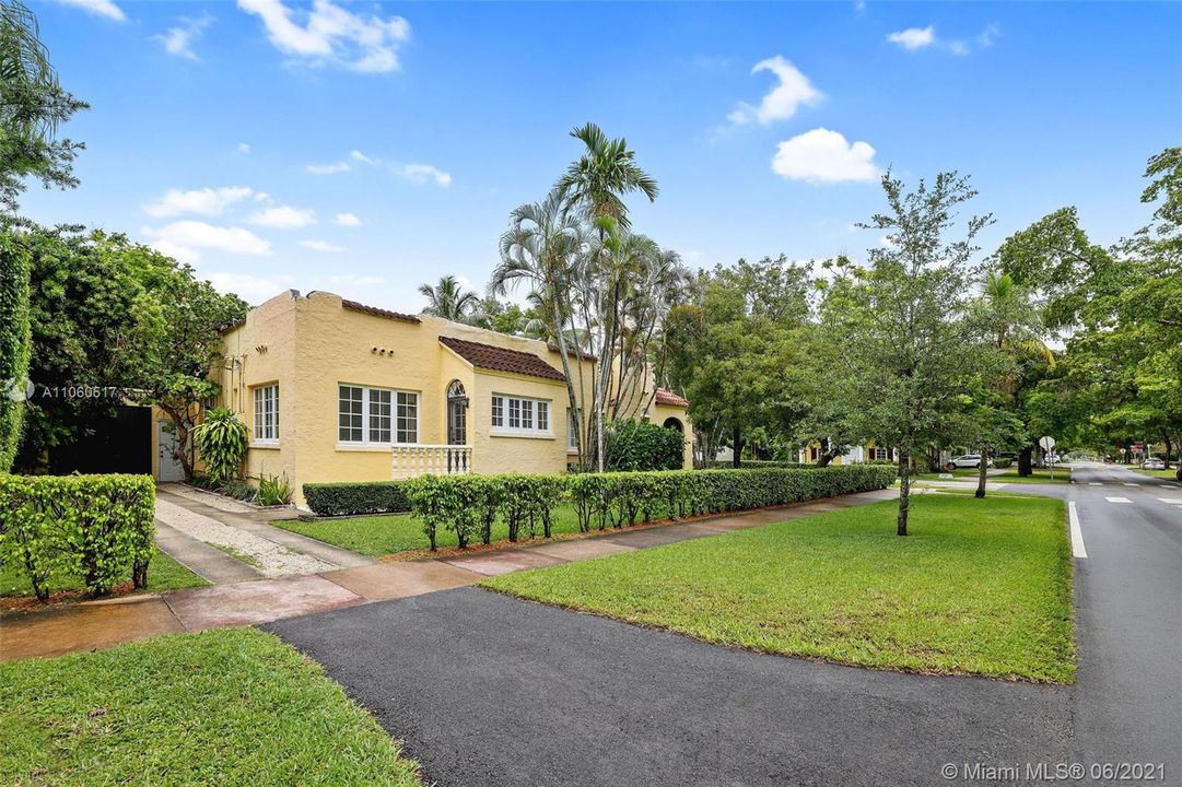 Recently Sold: $935,000 (3 beds, 2 baths, 1649 Square Feet)