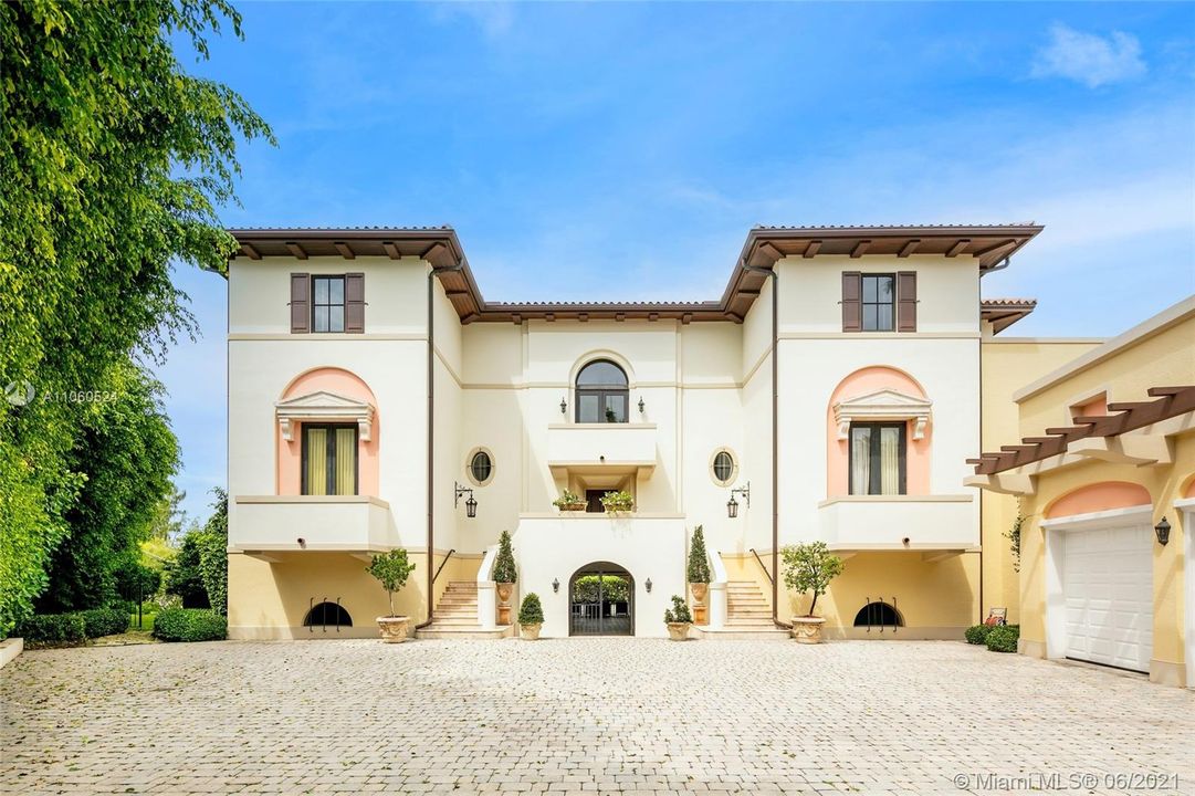 Recently Sold: $8,200,000 (5 beds, 5 baths, 6382 Square Feet)