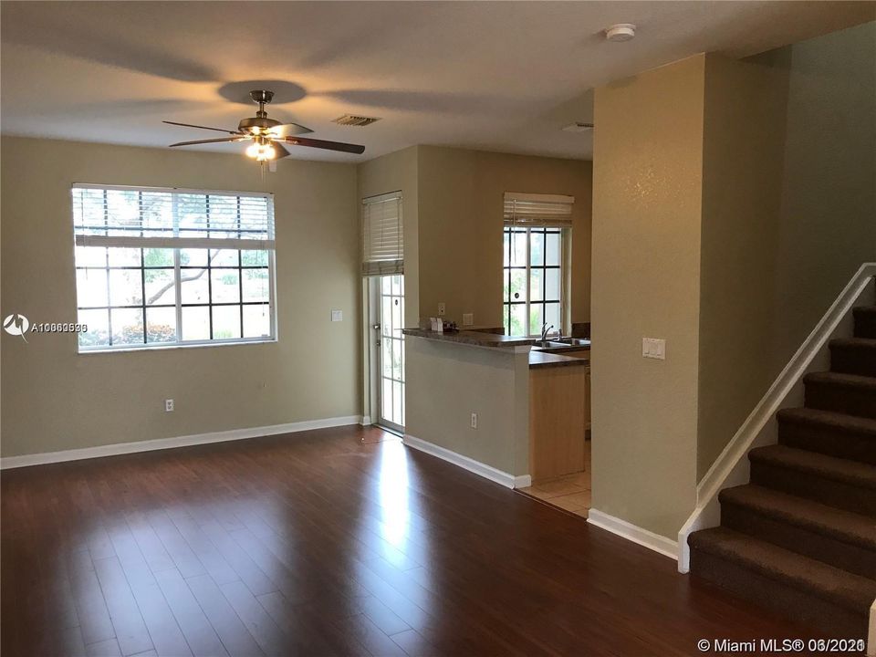 Recently Rented: $1,700 (3 beds, 2 baths, 1272 Square Feet)