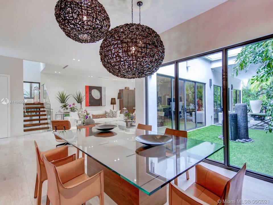 Recently Sold: $3,695,000 (5 beds, 5 baths, 5900 Square Feet)