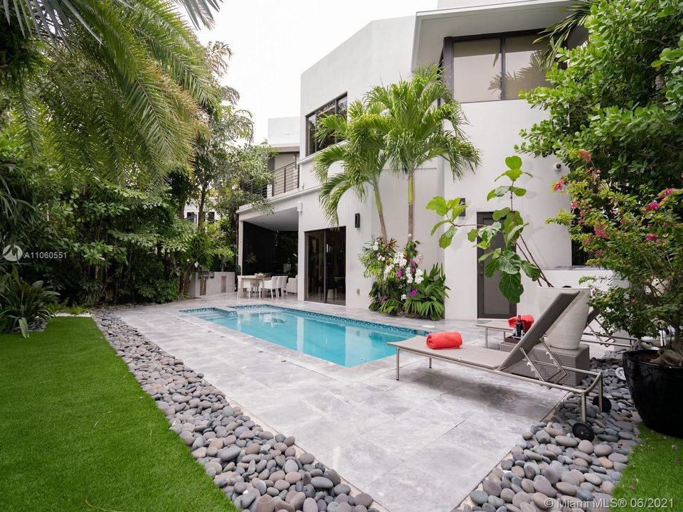 Recently Sold: $3,695,000 (5 beds, 5 baths, 5900 Square Feet)