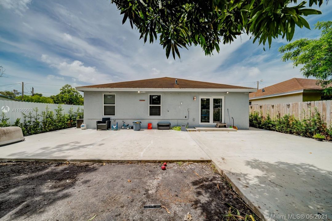 Recently Sold: $315,000 (3 beds, 2 baths, 1369 Square Feet)