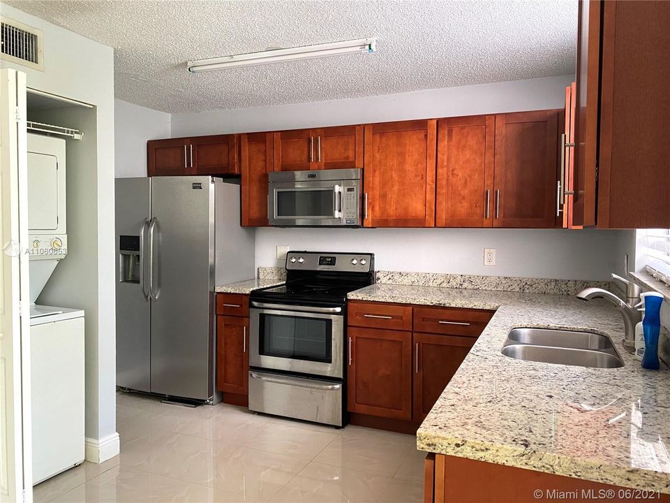 Recently Rented: $1,450 (2 beds, 1 baths, 760 Square Feet)