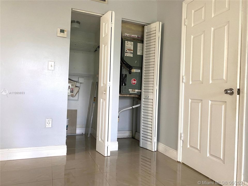 Recently Rented: $1,450 (2 beds, 1 baths, 760 Square Feet)