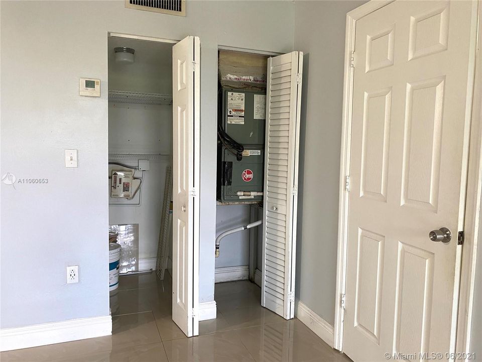 Recently Rented: $1,450 (2 beds, 1 baths, 760 Square Feet)