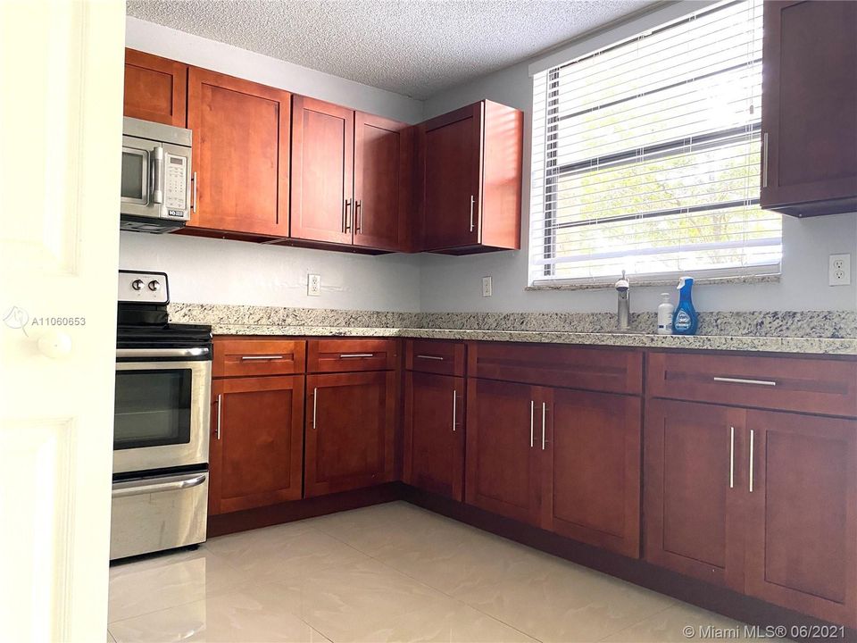 Recently Rented: $1,450 (2 beds, 1 baths, 760 Square Feet)