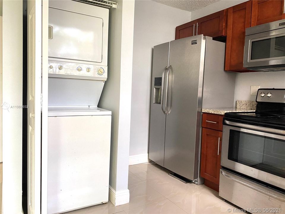 Recently Rented: $1,450 (2 beds, 1 baths, 760 Square Feet)