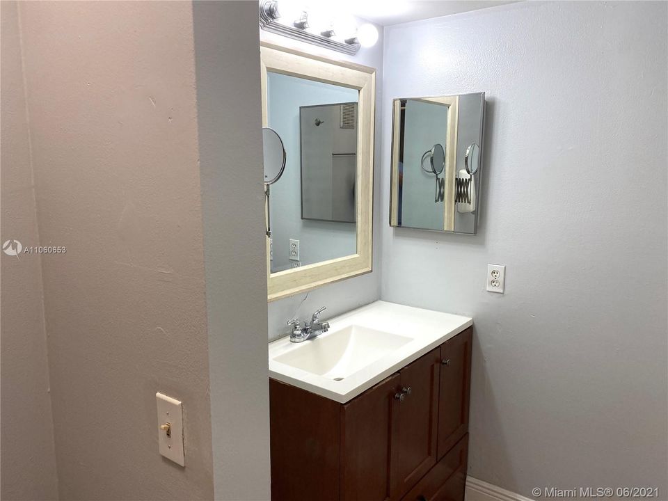 Recently Rented: $1,450 (2 beds, 1 baths, 760 Square Feet)