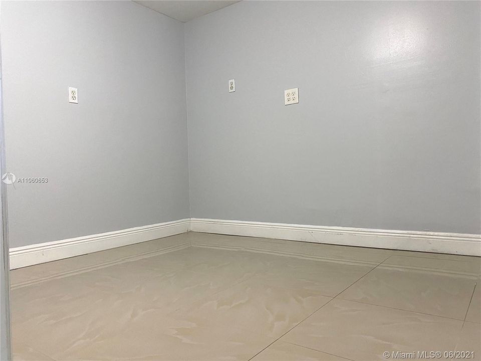 Recently Rented: $1,450 (2 beds, 1 baths, 760 Square Feet)