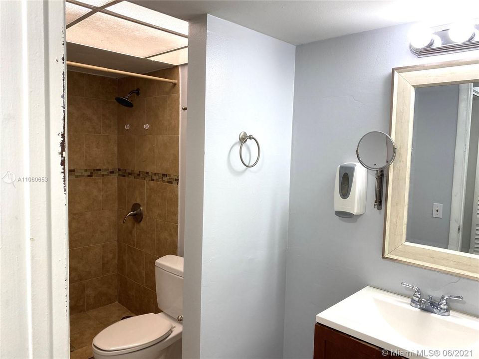 Recently Rented: $1,450 (2 beds, 1 baths, 760 Square Feet)