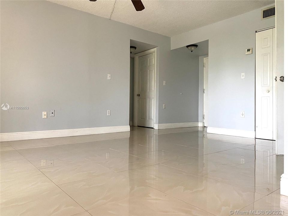 Recently Rented: $1,450 (2 beds, 1 baths, 760 Square Feet)