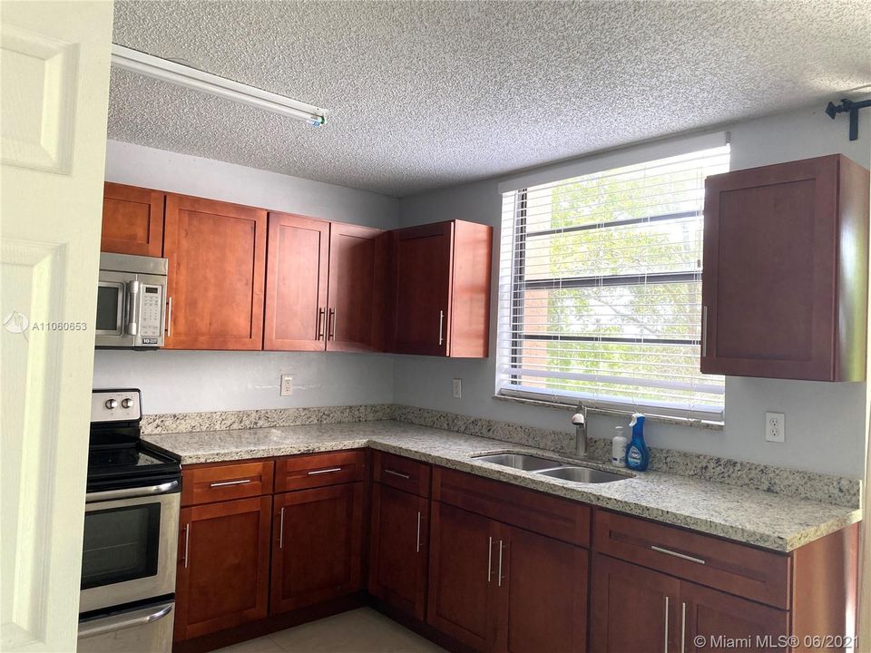 Recently Rented: $1,450 (2 beds, 1 baths, 760 Square Feet)