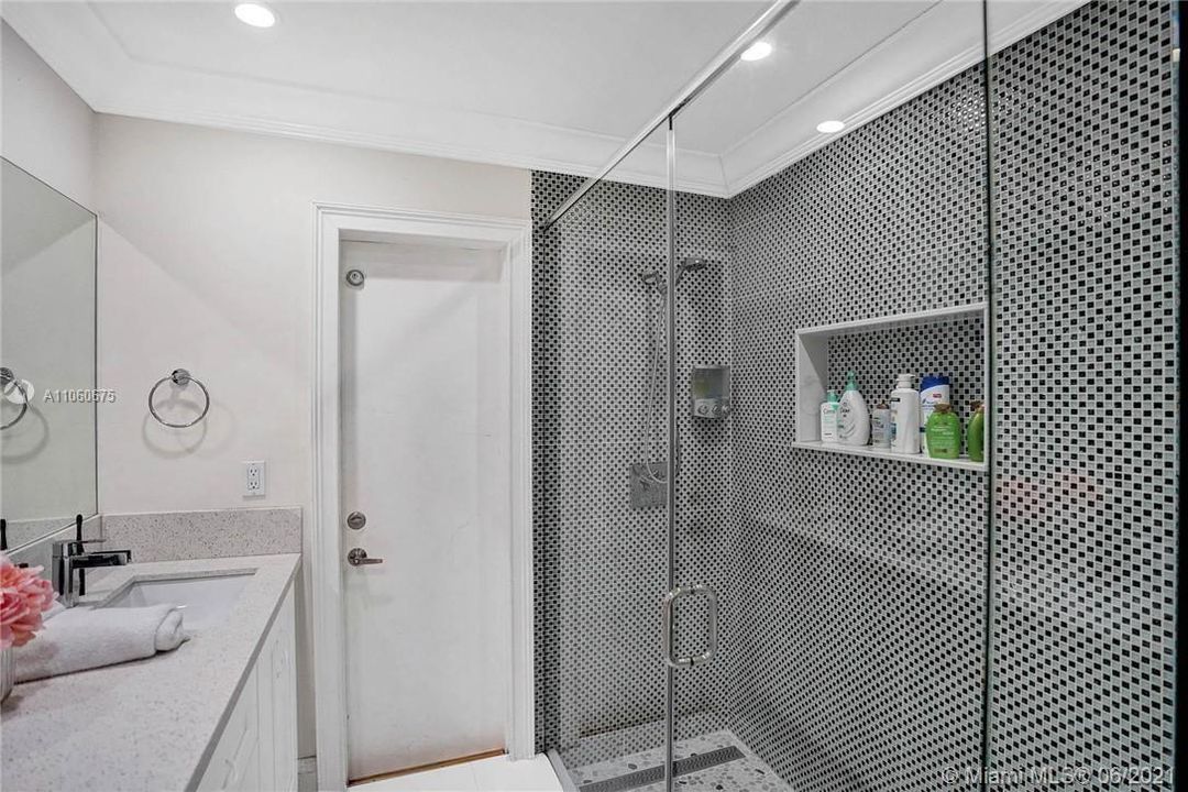 最近租的: $6,200 (6 贝兹, 3 浴室, 2566 平方英尺)