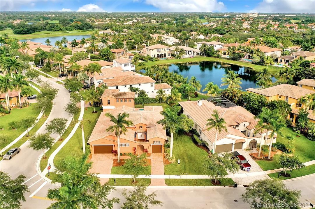 Vendido Recientemente: $1,150,000 (6 camas, 5 baños, 4202 Pies cuadrados)