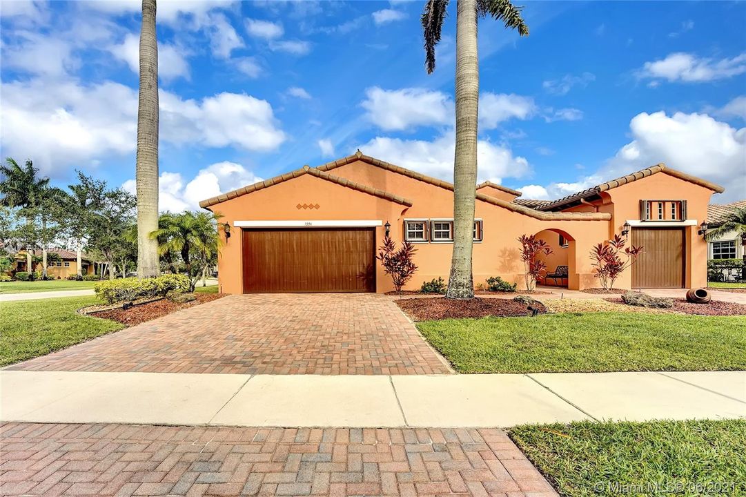 Vendido Recientemente: $1,150,000 (6 camas, 5 baños, 4202 Pies cuadrados)