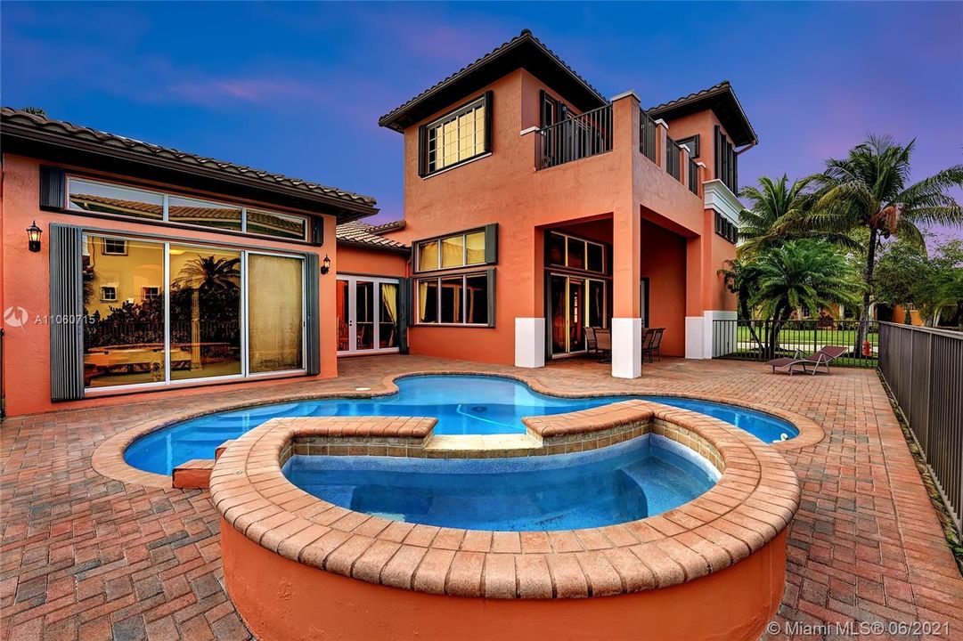 Vendido Recientemente: $1,150,000 (6 camas, 5 baños, 4202 Pies cuadrados)