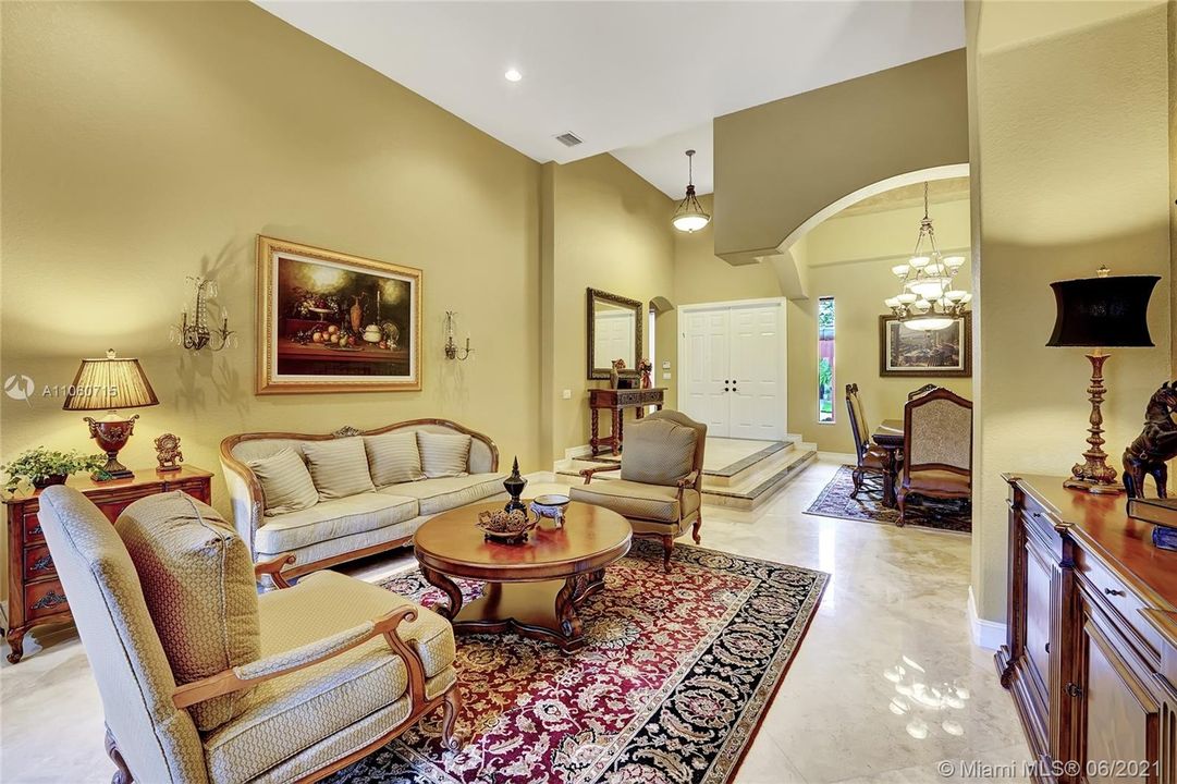 Vendido Recientemente: $1,150,000 (6 camas, 5 baños, 4202 Pies cuadrados)