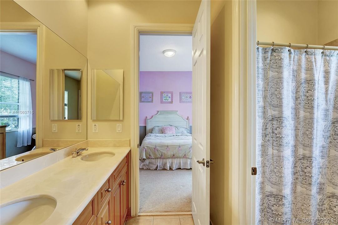 Vendido Recientemente: $1,150,000 (6 camas, 5 baños, 4202 Pies cuadrados)