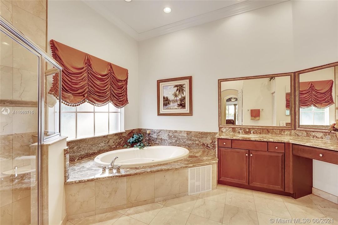 Vendido Recientemente: $1,150,000 (6 camas, 5 baños, 4202 Pies cuadrados)