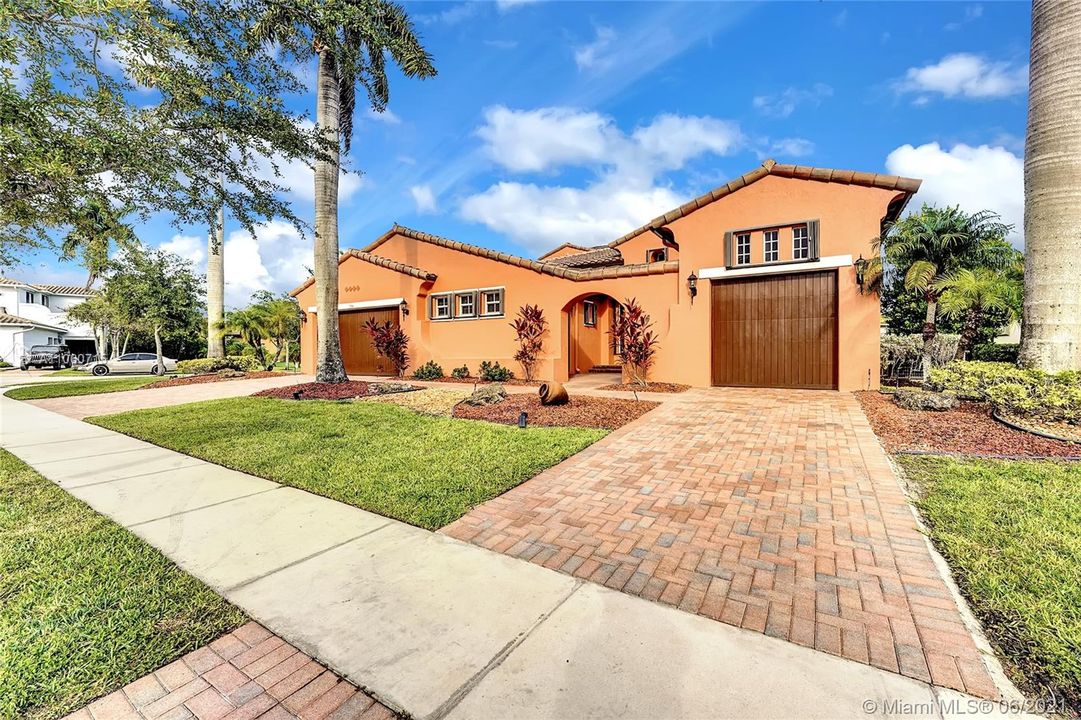 Vendido Recientemente: $1,150,000 (6 camas, 5 baños, 4202 Pies cuadrados)