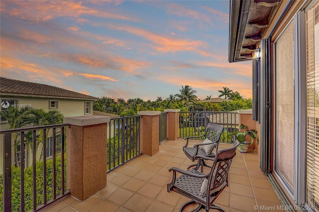 Vendido Recientemente: $1,150,000 (6 camas, 5 baños, 4202 Pies cuadrados)