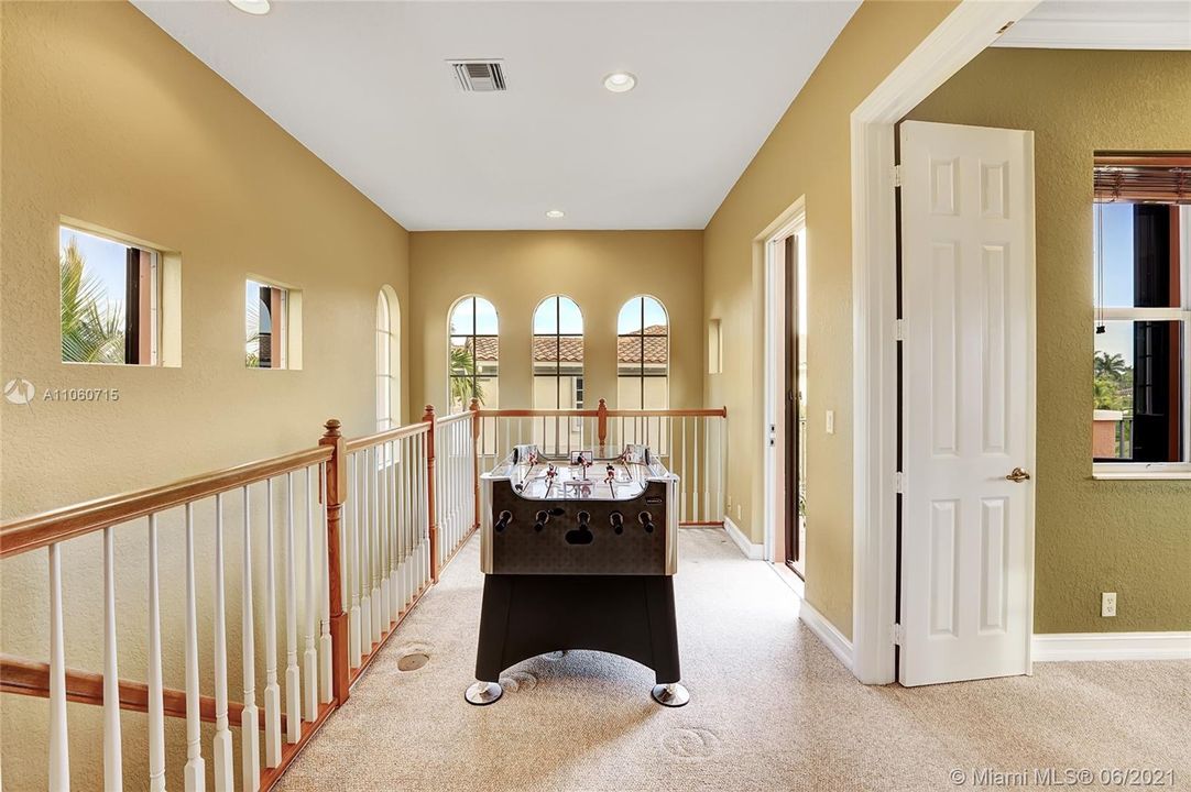 Vendido Recientemente: $1,150,000 (6 camas, 5 baños, 4202 Pies cuadrados)