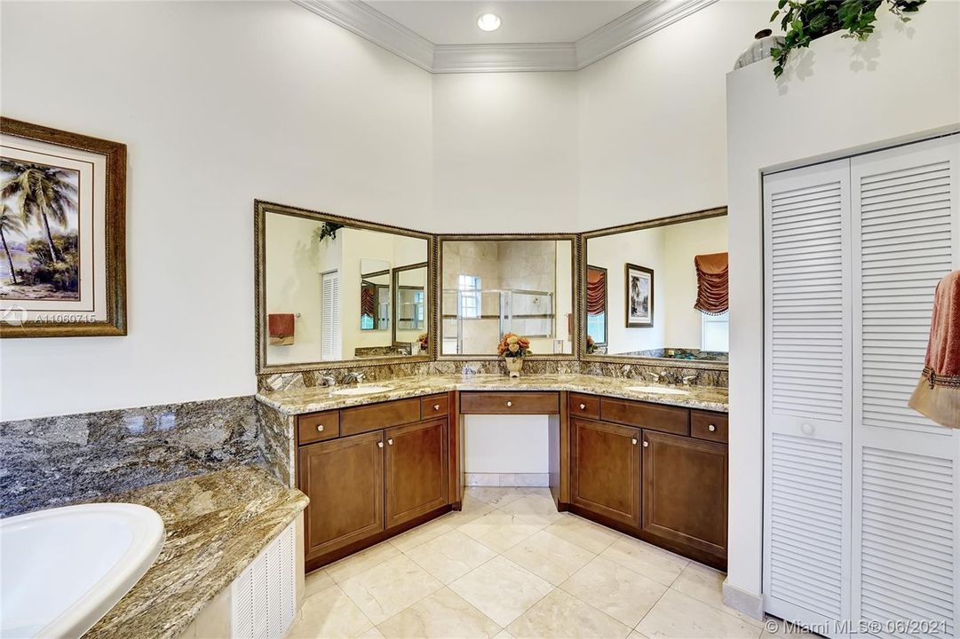 Vendido Recientemente: $1,150,000 (6 camas, 5 baños, 4202 Pies cuadrados)