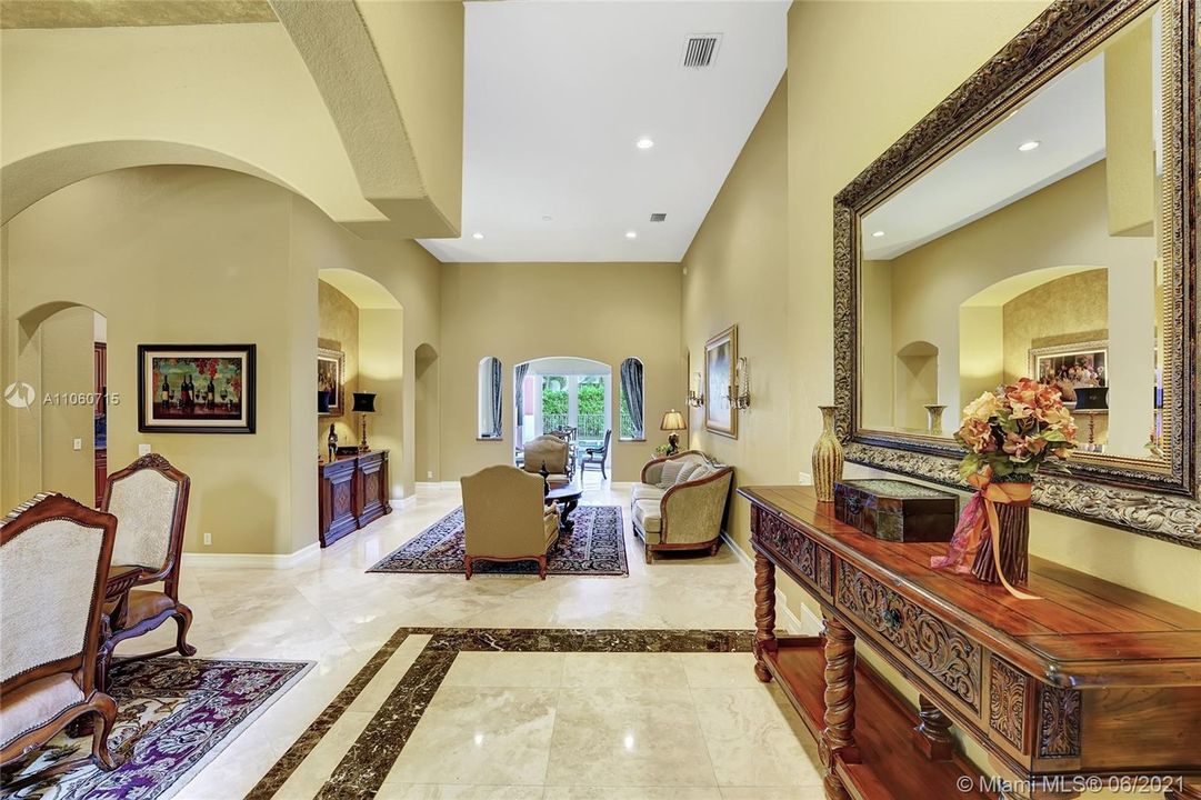 Vendido Recientemente: $1,150,000 (6 camas, 5 baños, 4202 Pies cuadrados)