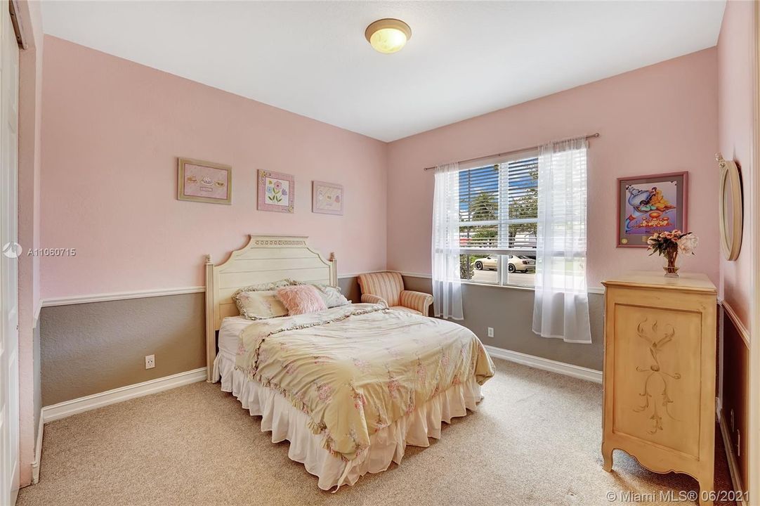 Vendido Recientemente: $1,150,000 (6 camas, 5 baños, 4202 Pies cuadrados)