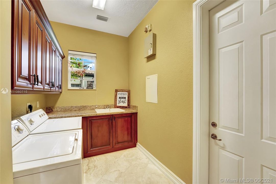 Vendido Recientemente: $1,150,000 (6 camas, 5 baños, 4202 Pies cuadrados)