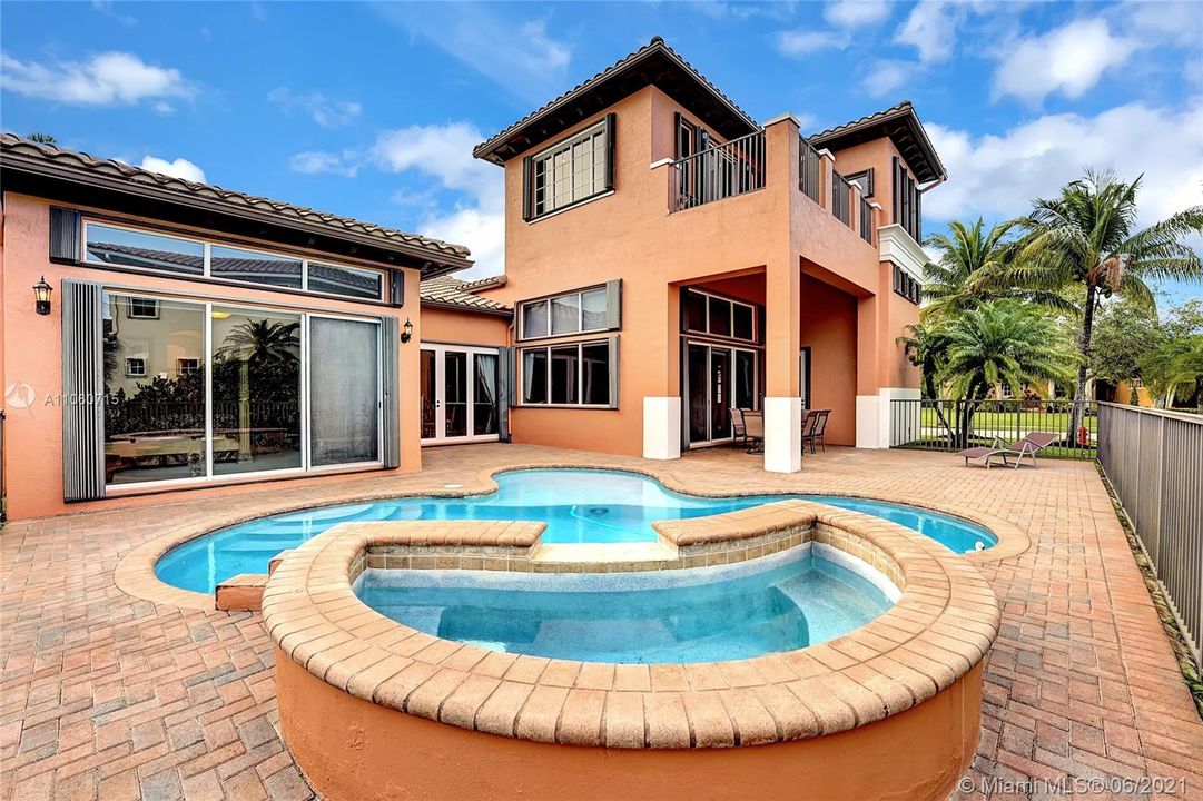 Vendido Recientemente: $1,150,000 (6 camas, 5 baños, 4202 Pies cuadrados)