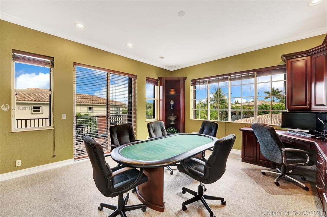 Vendido Recientemente: $1,150,000 (6 camas, 5 baños, 4202 Pies cuadrados)