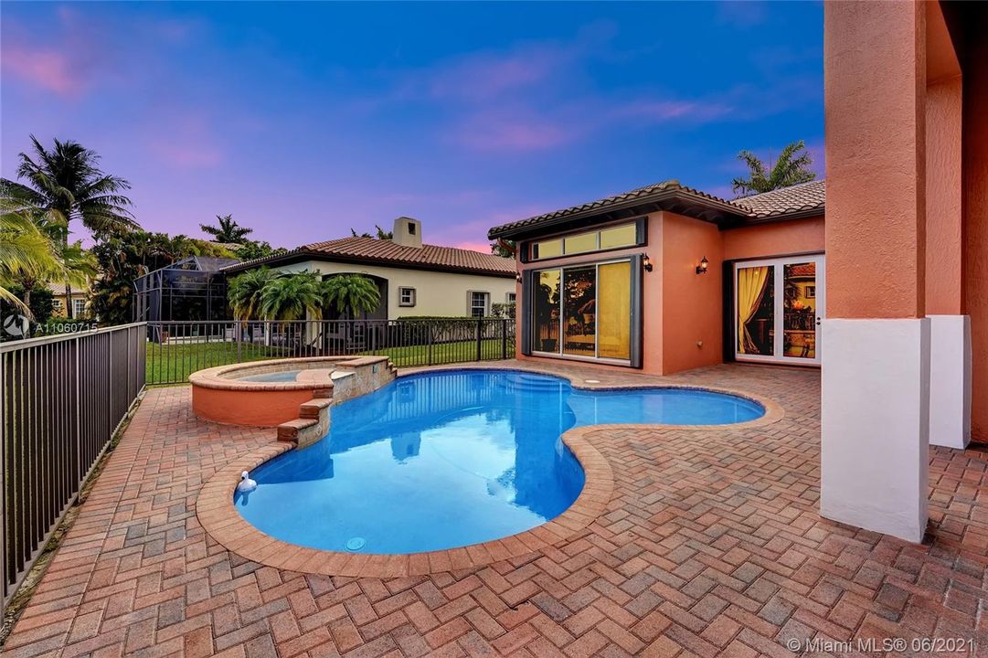 Vendido Recientemente: $1,150,000 (6 camas, 5 baños, 4202 Pies cuadrados)