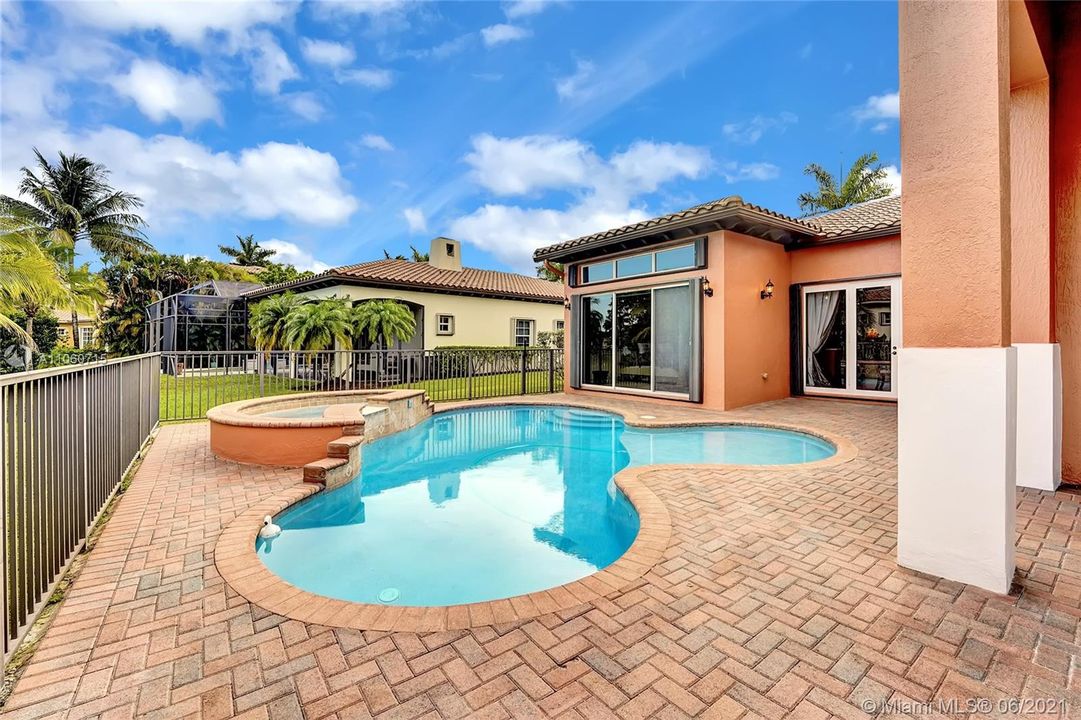 Vendido Recientemente: $1,150,000 (6 camas, 5 baños, 4202 Pies cuadrados)