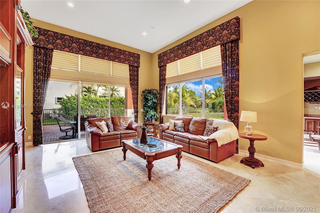 Vendido Recientemente: $1,150,000 (6 camas, 5 baños, 4202 Pies cuadrados)