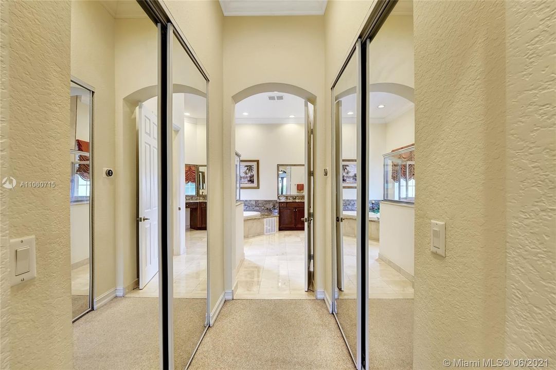 Vendido Recientemente: $1,150,000 (6 camas, 5 baños, 4202 Pies cuadrados)