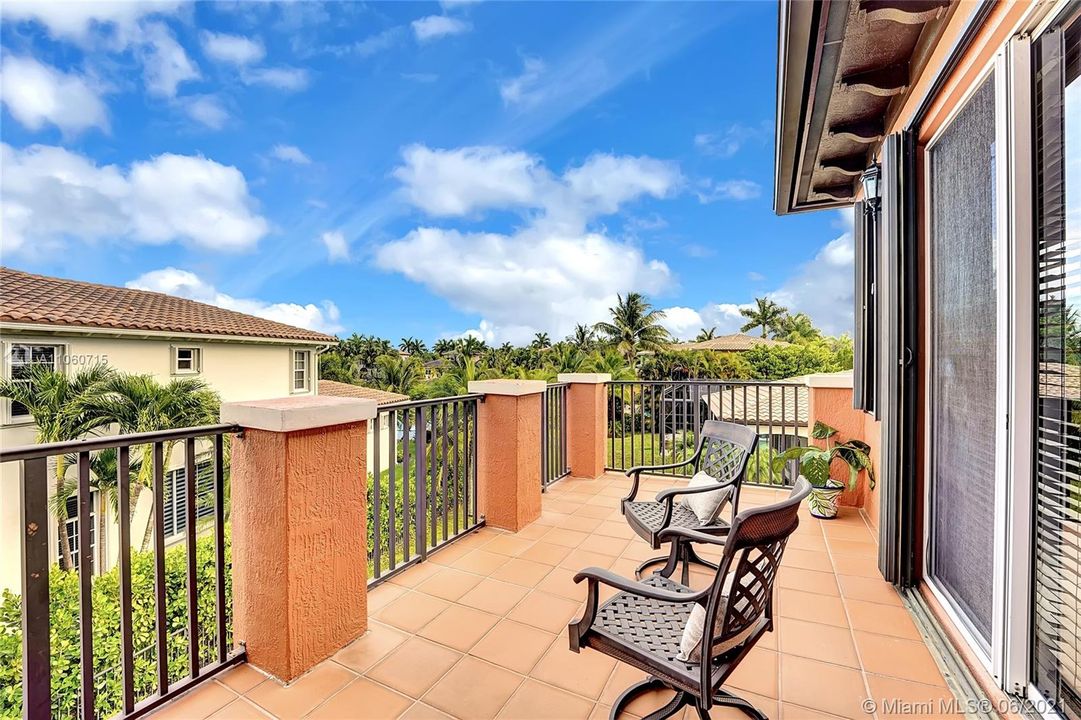 Vendido Recientemente: $1,150,000 (6 camas, 5 baños, 4202 Pies cuadrados)