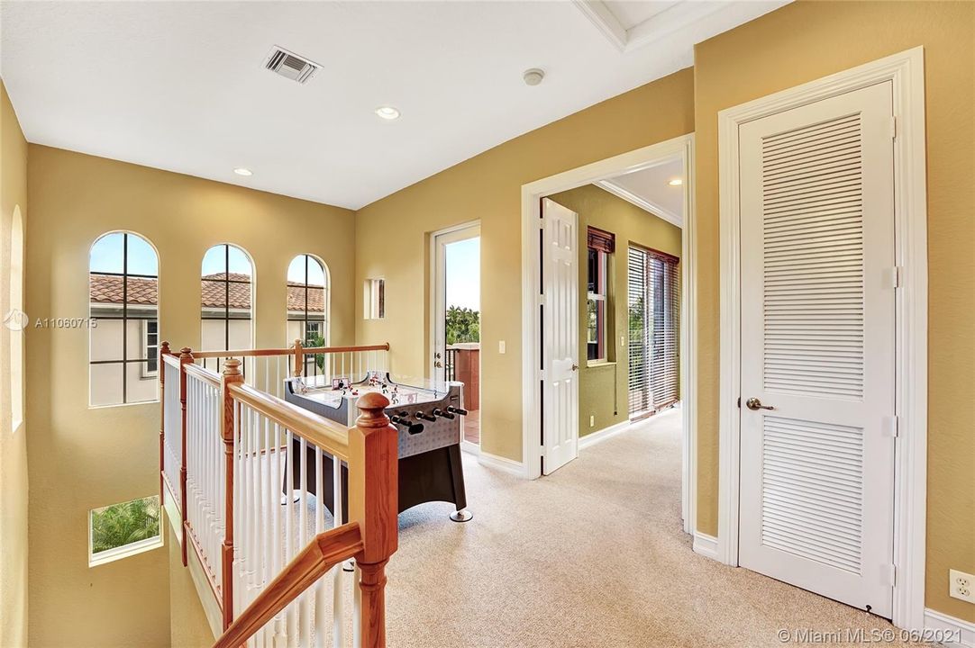 Vendido Recientemente: $1,150,000 (6 camas, 5 baños, 4202 Pies cuadrados)