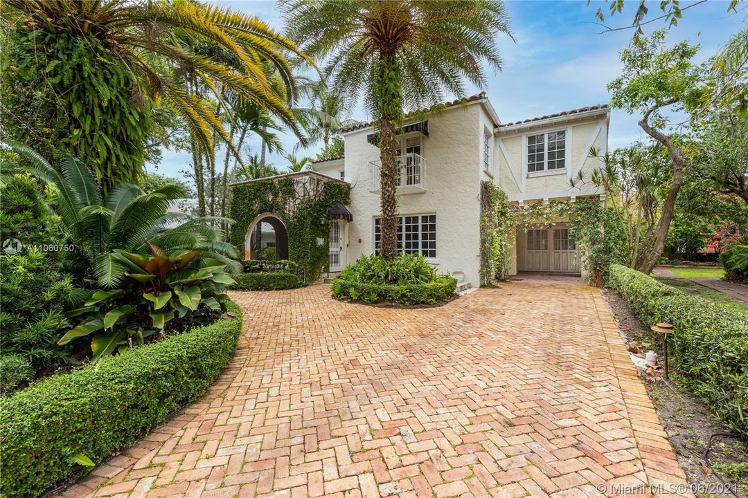 Recently Sold: $2,100,000 (5 beds, 3 baths, 3097 Square Feet)