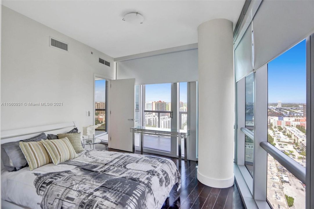 Recently Sold: $2,200,000 (3 beds, 3 baths, 1956 Square Feet)