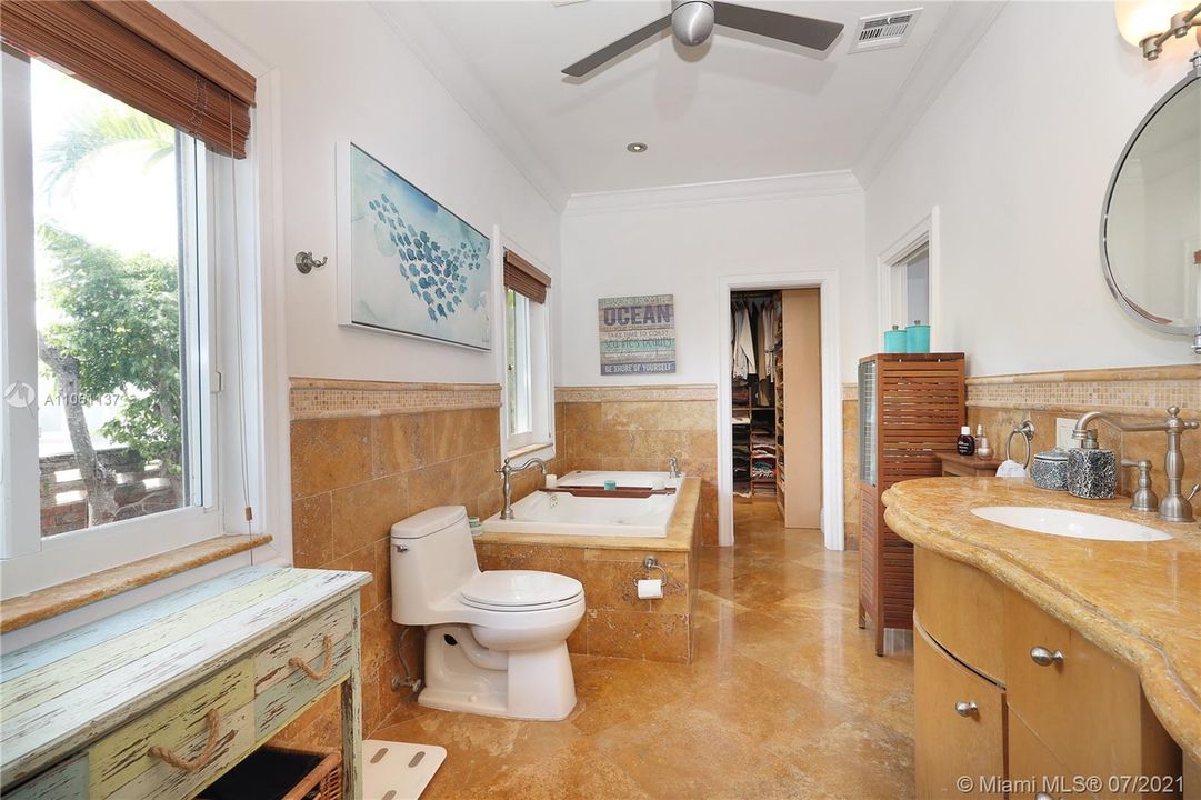 Недавно продано: $1,850,000 (4 спален, 4 ванн, 4086 Квадратных фут)