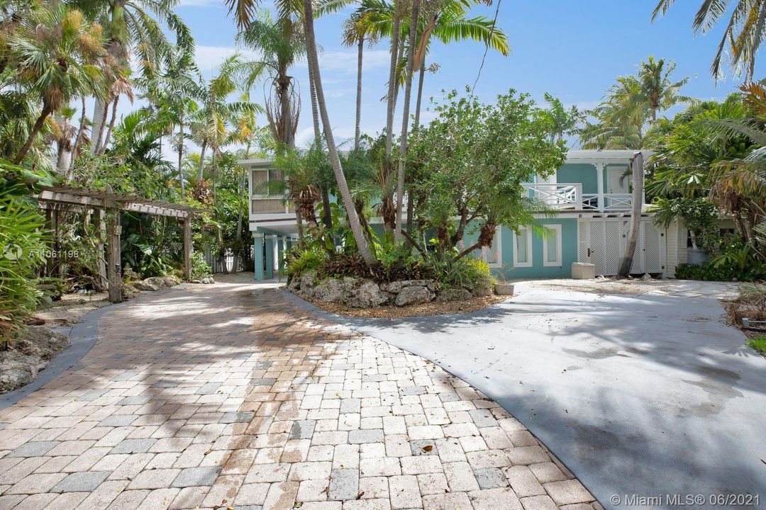 Recently Sold: $2,000,000 (3 beds, 4 baths, 2608 Square Feet)