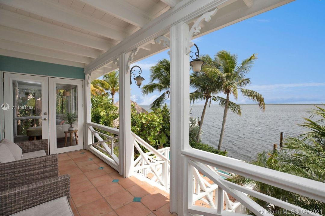 Recently Sold: $2,000,000 (3 beds, 4 baths, 2608 Square Feet)