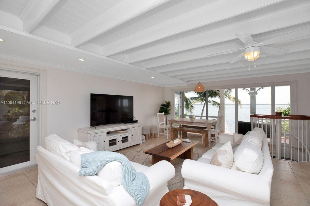 Recently Sold: $2,000,000 (3 beds, 4 baths, 2608 Square Feet)