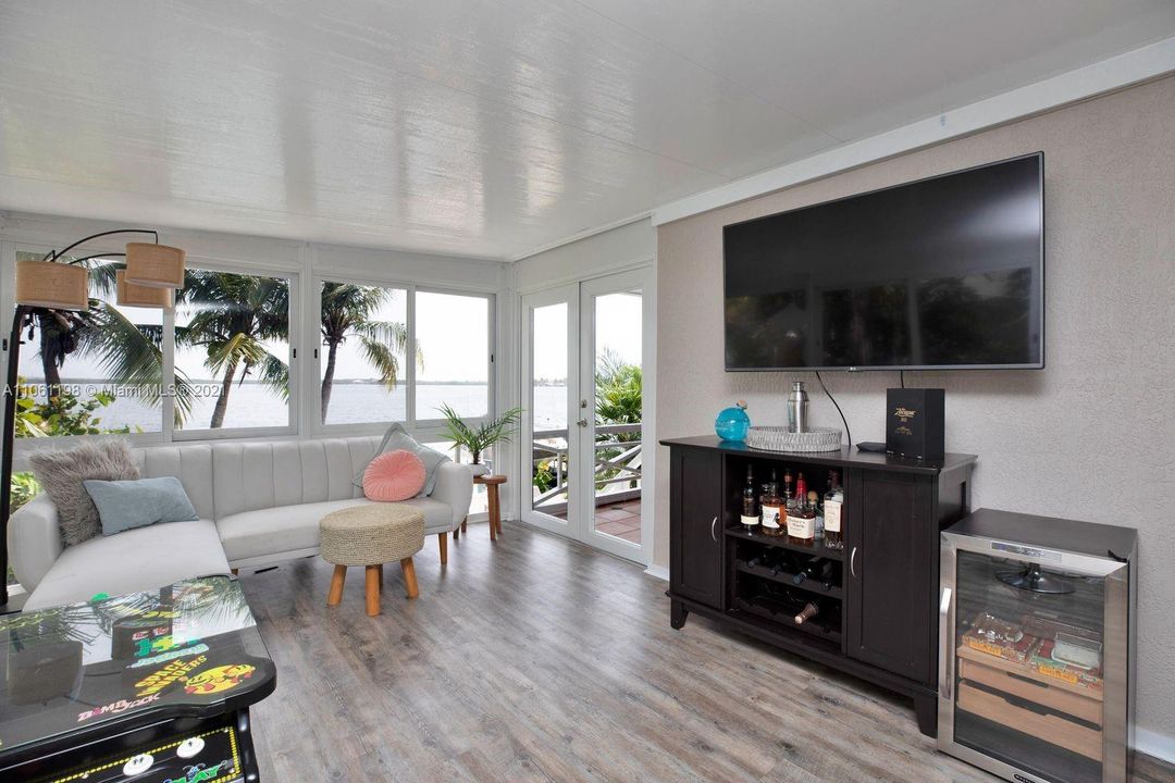 Recently Sold: $2,000,000 (3 beds, 4 baths, 2608 Square Feet)