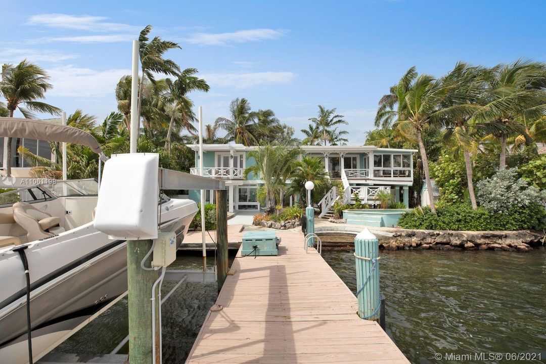 Recently Sold: $2,000,000 (3 beds, 4 baths, 2608 Square Feet)