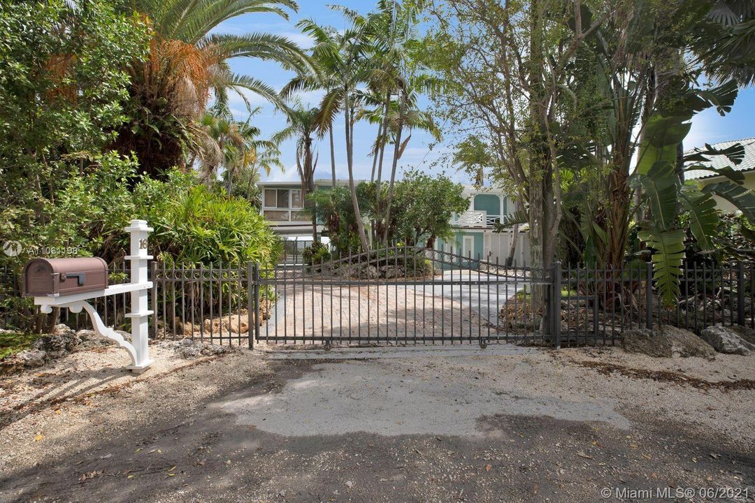 Recently Sold: $2,000,000 (3 beds, 4 baths, 2608 Square Feet)