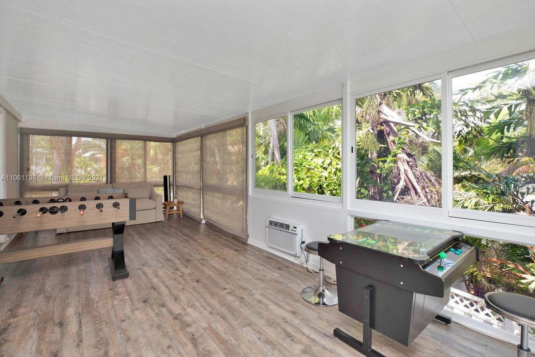 Recently Sold: $2,000,000 (3 beds, 4 baths, 2608 Square Feet)