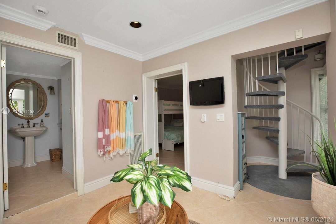 Recently Sold: $2,000,000 (3 beds, 4 baths, 2608 Square Feet)